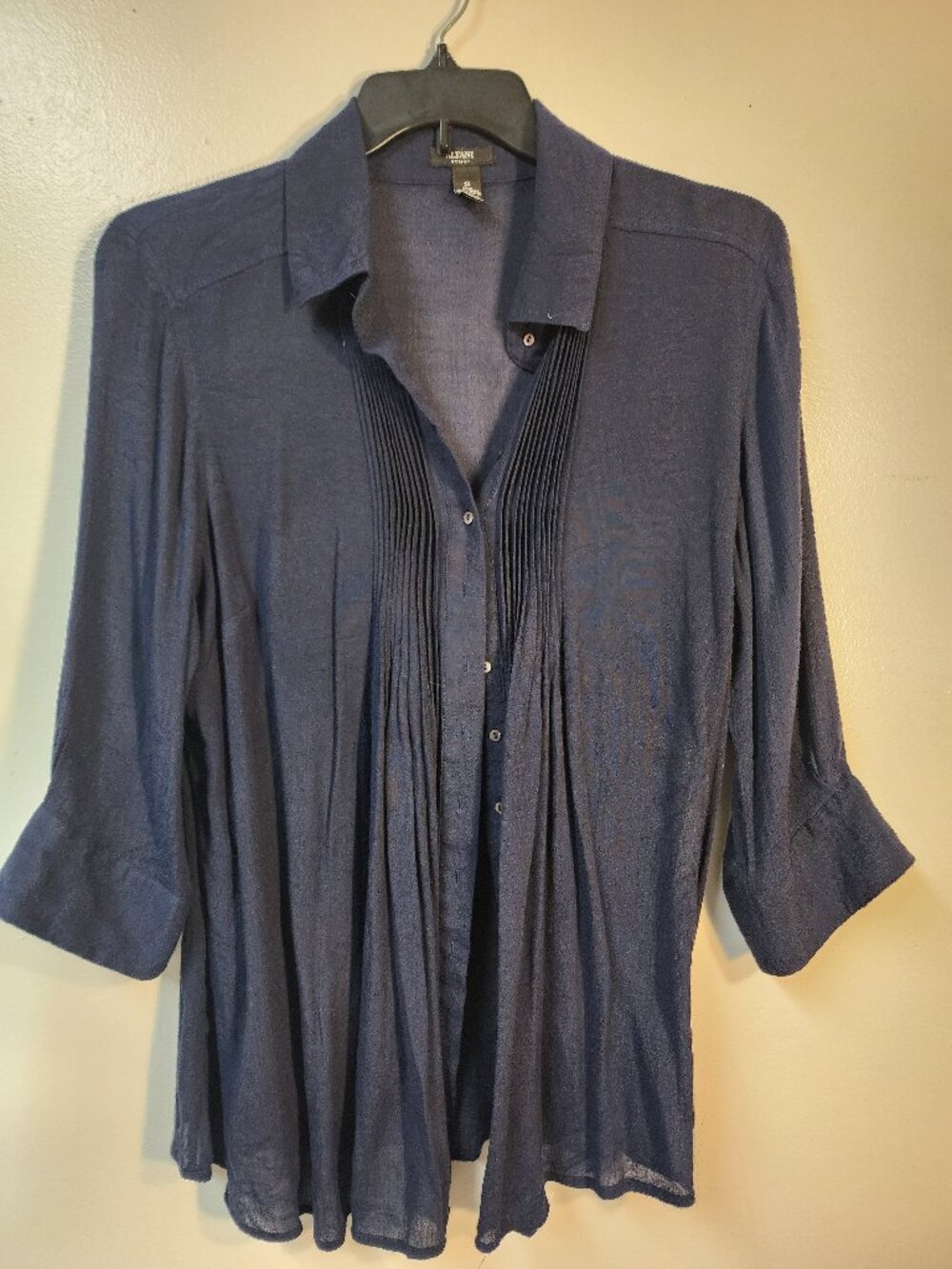 Alfani Navy Button front pintucked 3/4 sleeve blouse EUC office work career